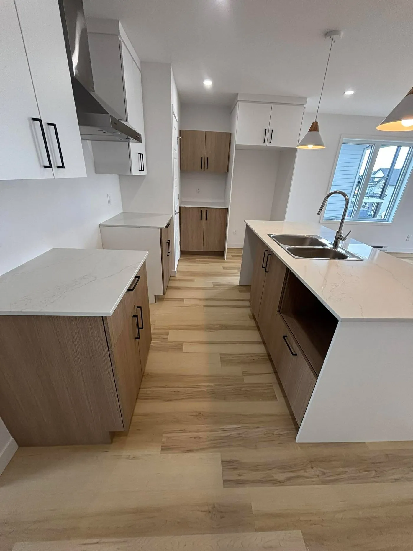 After — Kitchen cleaned after construction in Trois-Rivières: job-site dust removed, counters and floors spotless