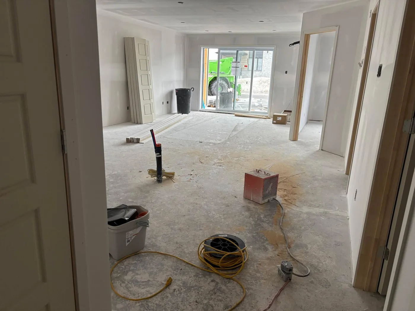 Before — Kitchen cleaned after construction in Trois-Rivières: job-site dust removed, counters and floors spotless